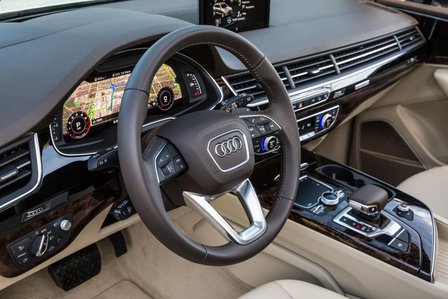 Интерьер Audi Q7 TFSI Quattro (4M) 2016 года  (NA) (фото 2 из 40)